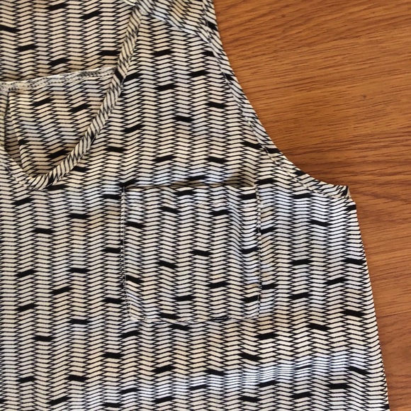 Lush Sleeveless B&W Business Casual Blouse - Picture 2 of 5